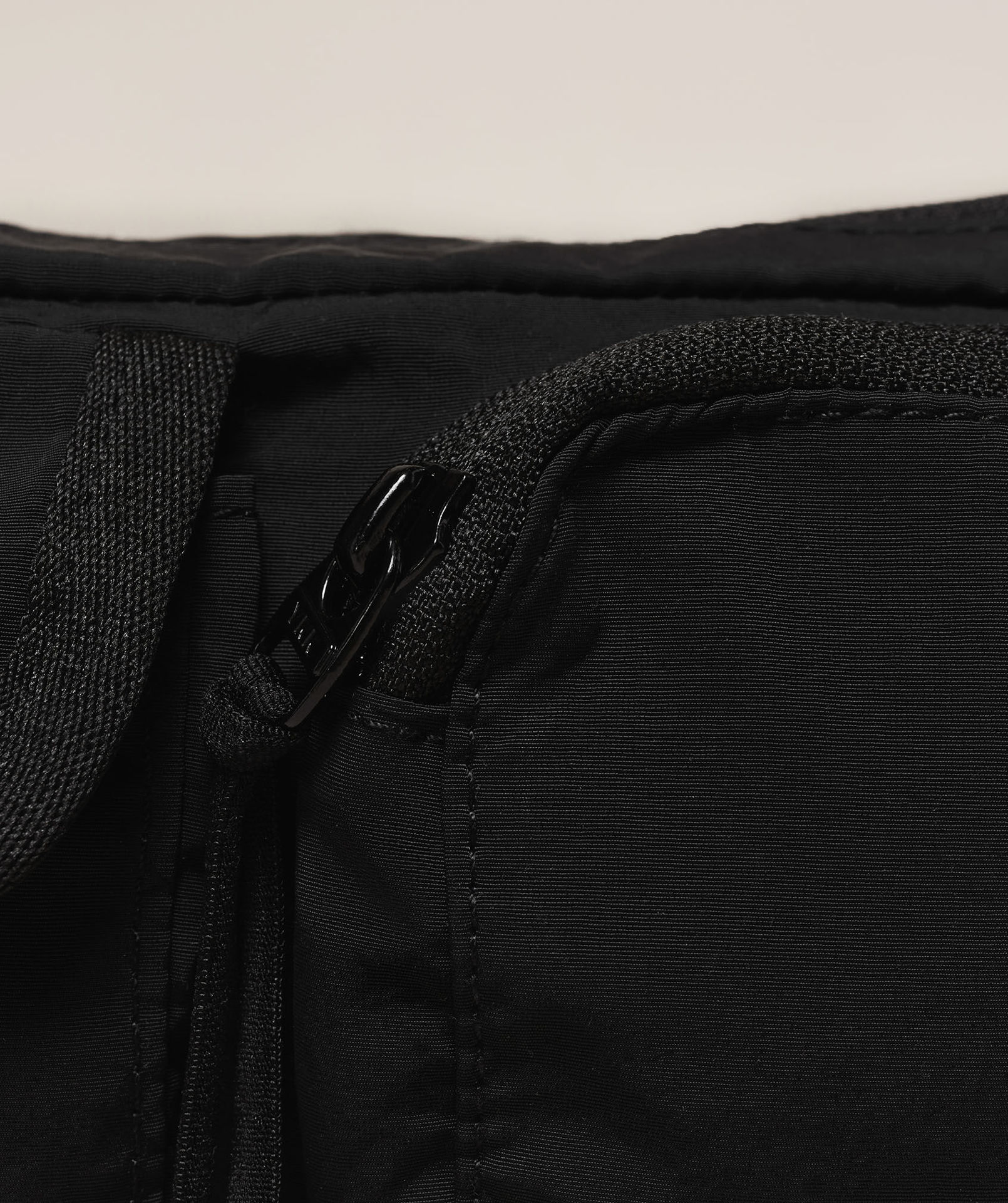 PLEAT SLING BAG