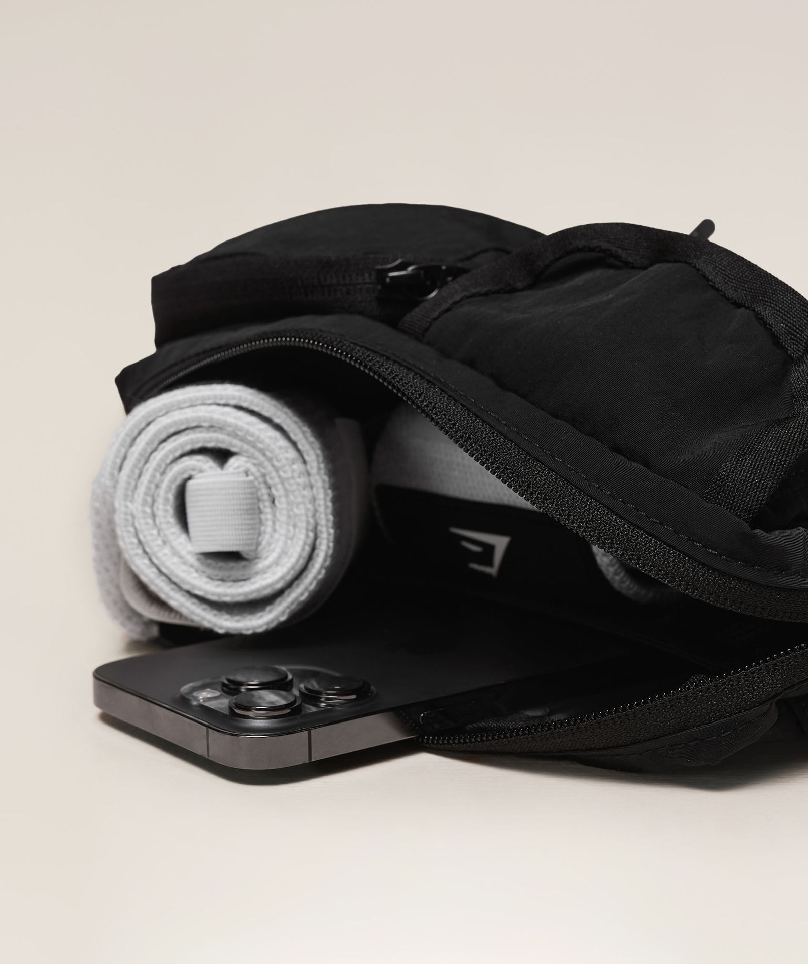 PLEAT SLING BAG